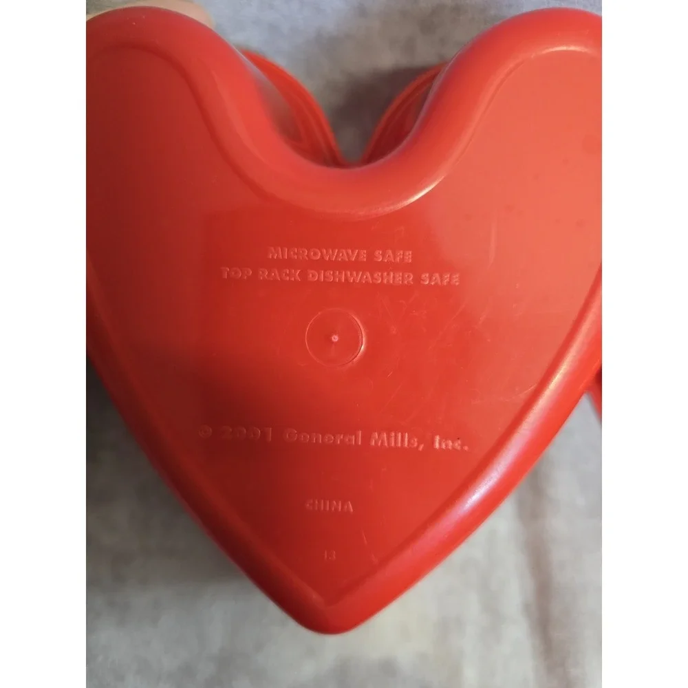 Set Of 4 Red Heart Plastic Cheerios Cereal Bowls - General Mills 2001